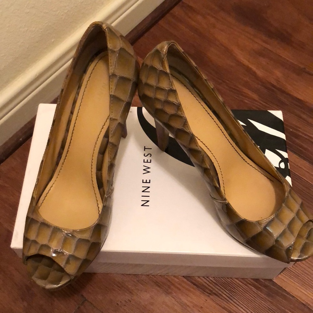 Nine West Peep-toe  Natural Wood heel